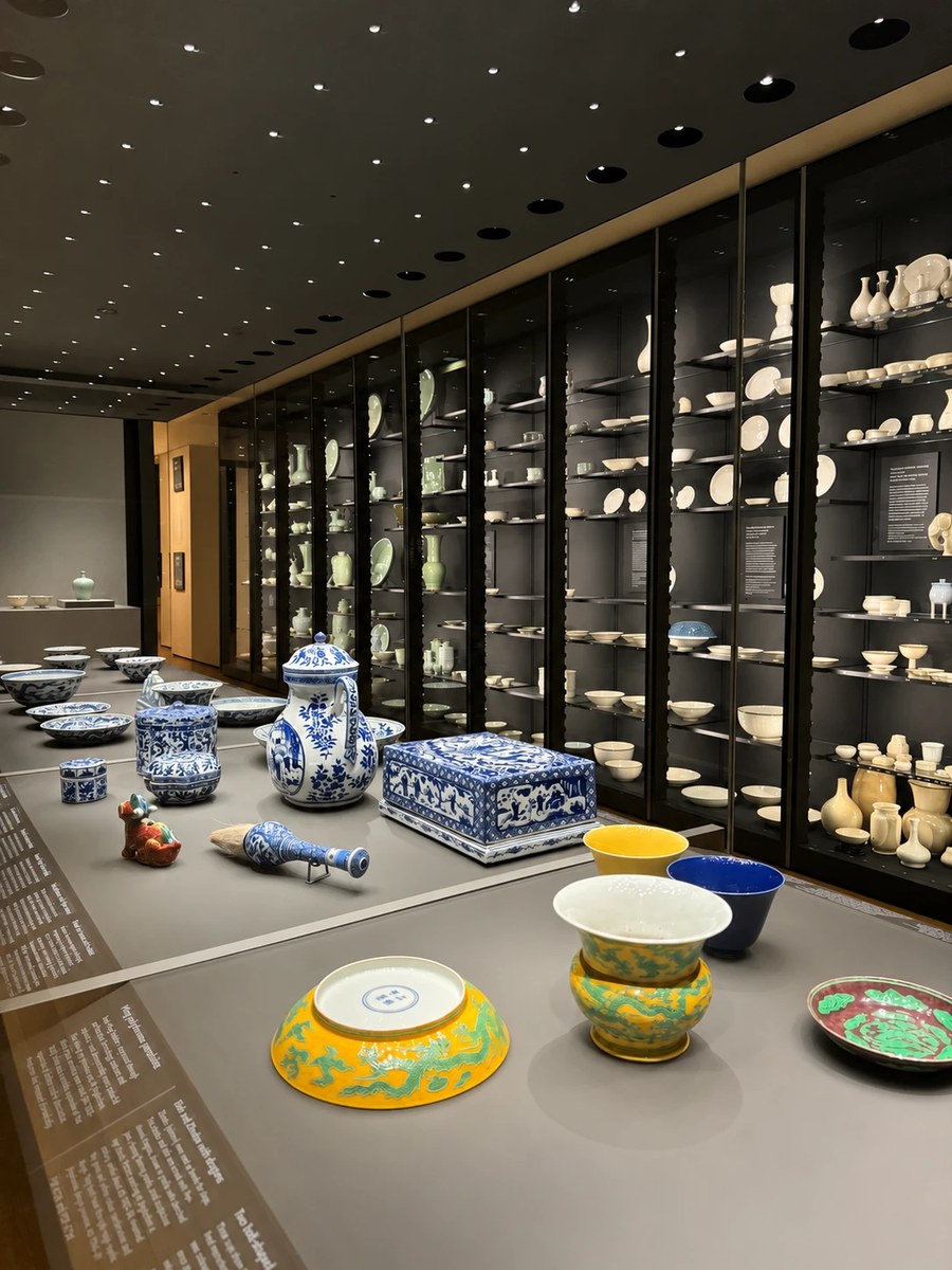 美術館の展示ケースに並ぶ中国陶磁のコレクション