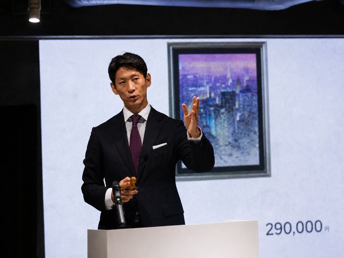 The third generation, Ryoichi Hirano, at the auctioneer's rostrum