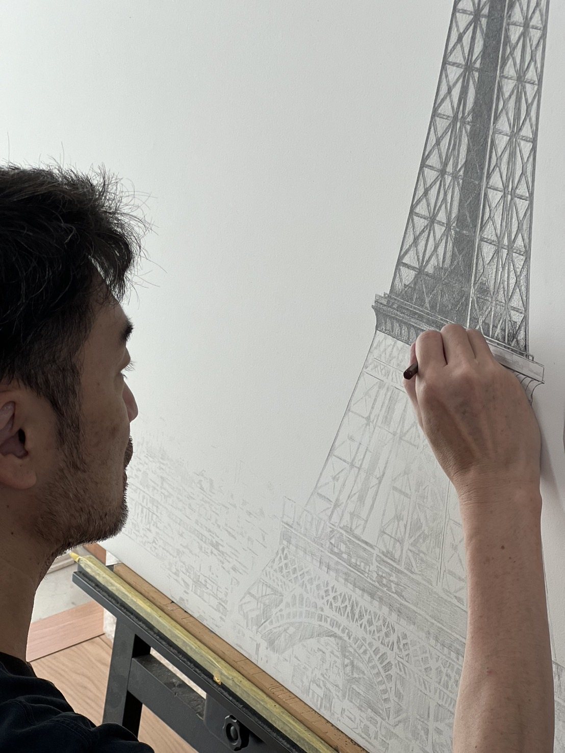 藤田勇哉 制作風景(エッフェル塔のドローイング)